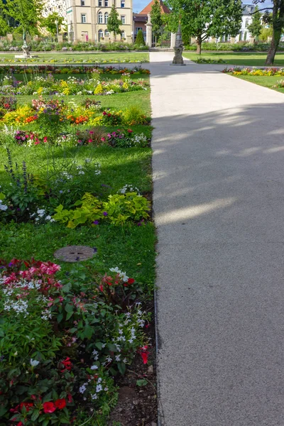 Parque Ciudad Floreciendo Flores Césped Verde Primavera Sur Alemania Ciudad — Foto de Stock