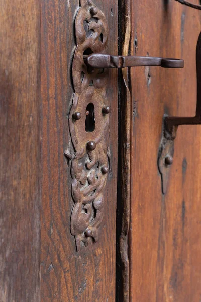 Коричневая Деревянная Дверь Церкви Ручками Детали Историческом Городе Южной Германии — стоковое фото