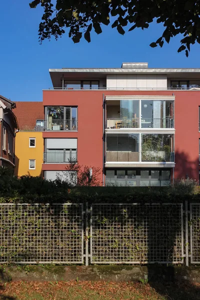 Casas Modernas Fachadas Pequeña Ciudad Sur Alemania Otoño Sol Día —  Fotos de Stock