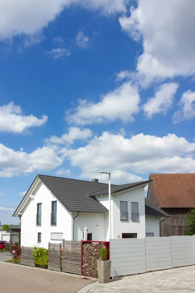 Современная Архитектура Дома Сельской Местности Весной Южной Германии Недалеко Города — стоковое фото