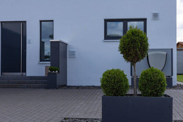 современный черный гараж в пригородной улице в южной Германии сельской местности недалеко от города Штутгарт
