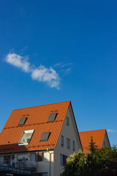蓝天城市外墙和屋顶在德国南部夏季傍晚附近的城市斯图加特 — 图库照片