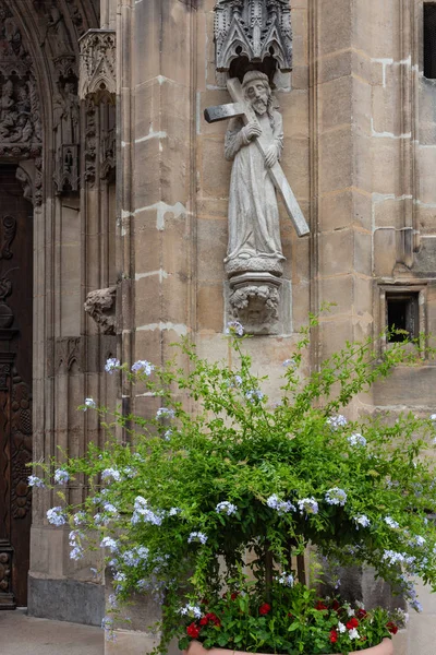 Lila Och Grönt Färgade Blommor Gamla Kyrkans Fasad Historiska Marknadsplats — Stockfoto