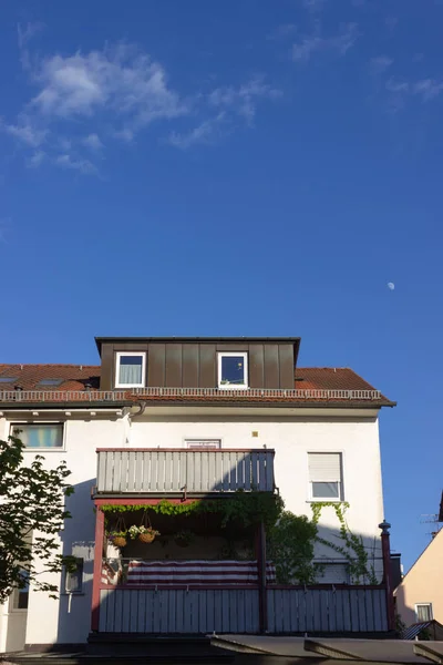 Azul Cielo Ciudad Fachadas Tejados Sur Alemania Verano Tarde Cerca — Foto de Stock