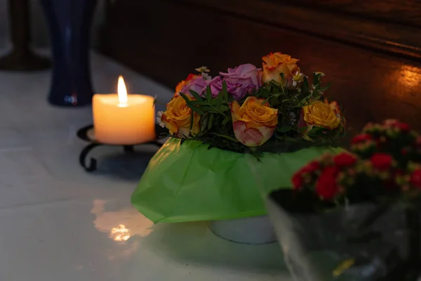 Altar Votivo Igreja Com Flores Verdes Rosa Sul Cidade Histórica — Fotografia de Stock