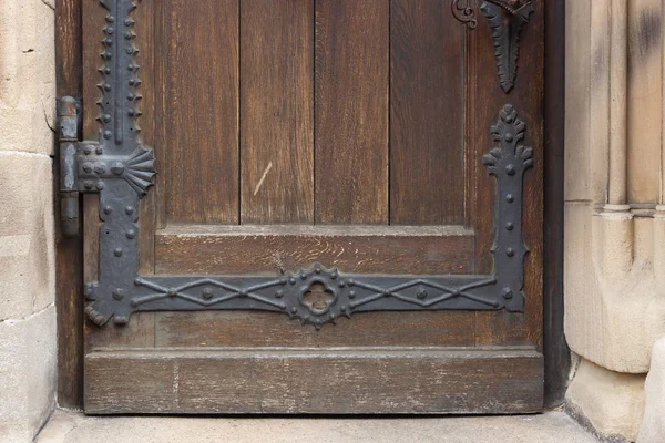 ハンドルを持つ教会茶色の木製のドアの歴史的な街で詳細南ドイツ — ストック写真