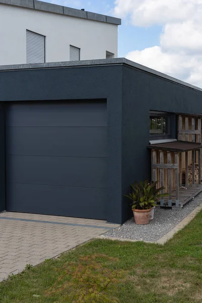 Modern Svart Garage Förorts Gata Södra Tyskland Landsbygden Nära Staden — Stockfoto