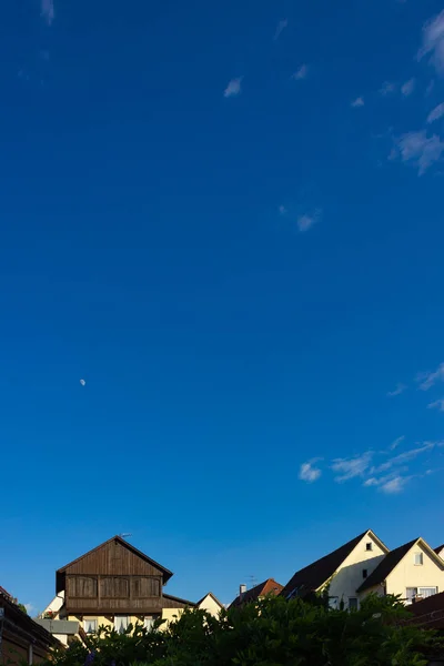 Blue Sky City Fasader Och Hustak Södra Tyskland Sommarkväll Nära — Stockfoto