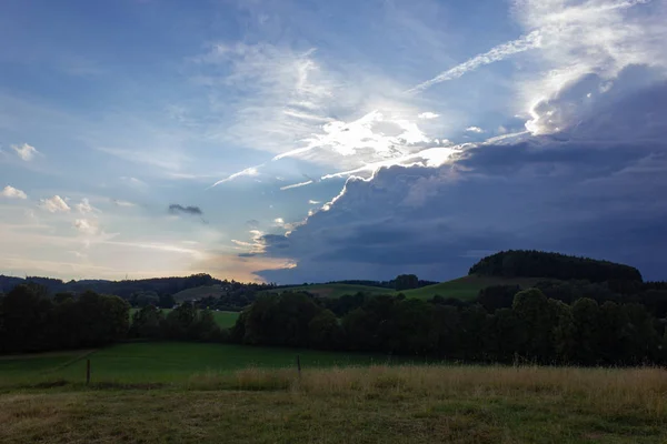 Rural Fazenda Tempestade Nuvens Céu Sul Alemanha Allgau Perto Cidade — Fotografia de Stock