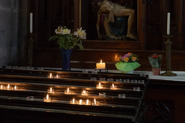 Autel Votive Dans Église Avec Des Fleurs Vertes Roses Dans — Photo