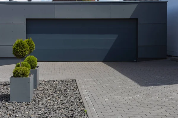 Şehir stuttgart yakınındaki güney Almanya kırsal banliyö sokakta modern siyah garaj