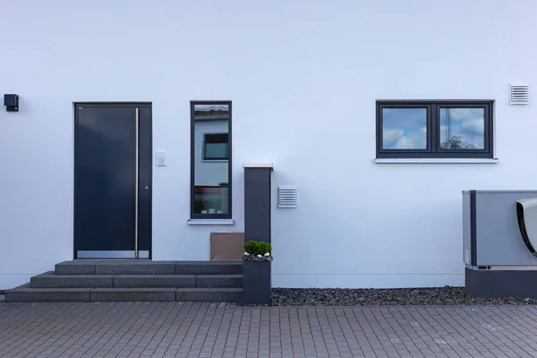 Şehir stuttgart yakınındaki güney Almanya kırsal banliyö sokakta modern siyah garaj