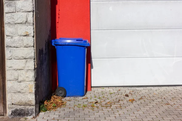 Blå Soptunna Soliga Höst Dag Södra Tyskland — Stockfoto