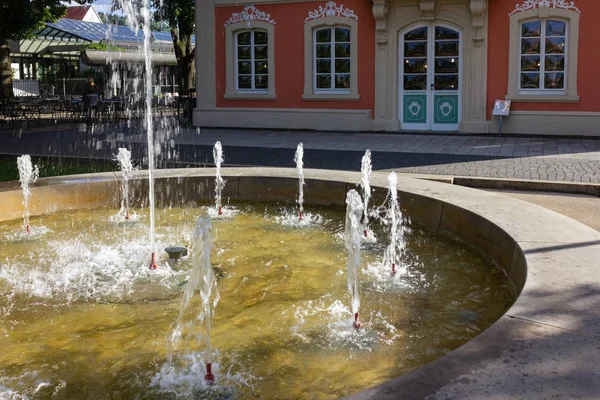 南ドイツ都市 Schwaebisch Gmuend で春日照日ロココ都市公園の歴史的な噴水 — ストック写真