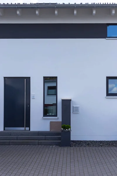 Moderne Schwarze Garage Der Vorstadtstraße Süddeutschland Bei Stuttgart — Stockfoto