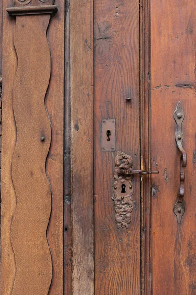 Podrobnosti Církevní Hnědé Dřevěné Dveře Úchyty Historické Město Jižní Německo — Stock fotografie