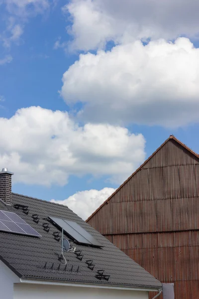シュトゥットガルトの近く春に南ドイツの田舎の村の屋根の上のソーラー パネル — ストック写真