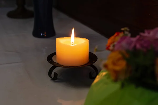 Ljuslykta Altaret Kyrkan Med Gröna Och Rosa Blommor Södra Tyska — Stockfoto