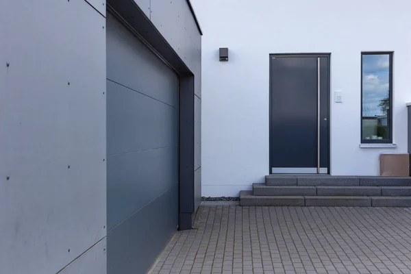 Moderne Schwarze Garage Der Vorstadtstraße Süddeutschland Bei Stuttgart — Stockfoto