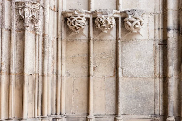 kahverengi ve turuncu gri taş rengi ve yapısı ile Güney Almanya'da Katolik Kilisesi cephe