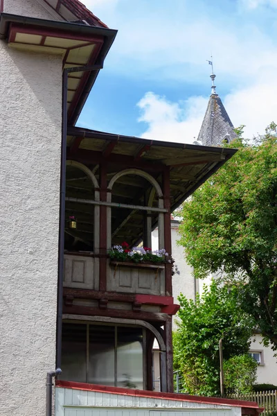 在南德国巴伐利亚的历史屋顶城市门面在深蓝色天空下的夏日阳光明媚的一天 — 图库照片