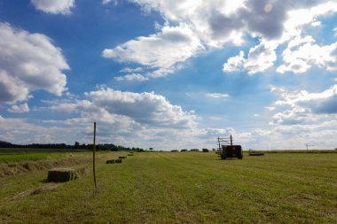 alan ile hey çatal ve makine city stuttgart yakınındaki Güney Alman kırsal mavi gökyüzü altında çiftlik