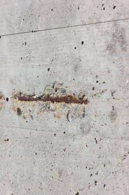 Güney Almanya küçük bir kasabasında bir garaj dışında beton duvar