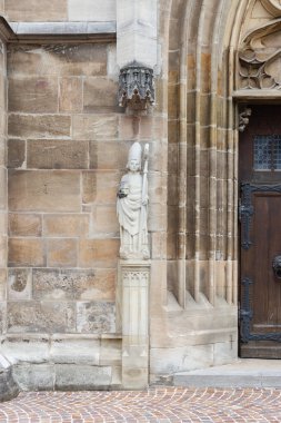 kilise taş sanatı rakamlar ve sütunlar güneye Alman tarihi kent antik cephesinde