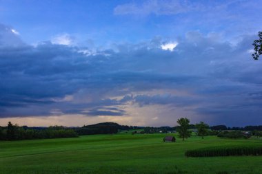 Güney Almanya allgau şehir wangen yakınındaki kırsal tarım arazileri fırtına bulutları havada
