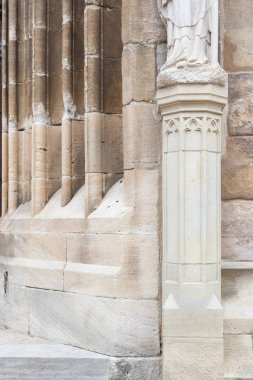 kahverengi ve turuncu gri taş rengi ve yapısı ile Güney Almanya'da Katolik Kilisesi cephe
