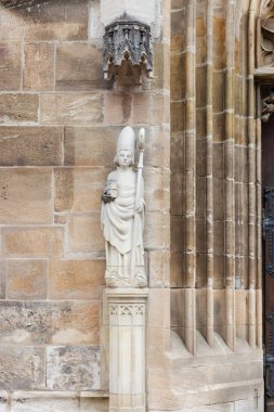 kilise taş sanatı rakamlar ve sütunlar güneye Alman tarihi kent antik cephesinde