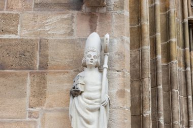 kilise taş sanatı rakamlar ve sütunlar güneye Alman tarihi kent antik cephesinde