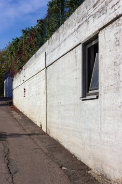 Güney Almanya küçük bir kasabasında bir garaj dışında beton duvar