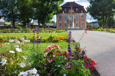 Rokoko castle adlı Şehir Parkı çiçek açan çiçekler, Güney Almanya şehir schwaebisch gmuend ilkbaharda, yeşil çim