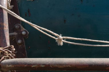 Güney Almanya'da kırsal kırsal çiftliğinde bir römork hasat üzerinde ip düğüm