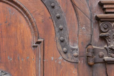 Kilise kahverengi ahşap kapı kolları ile detayları tarihi şehir Güney Almanya