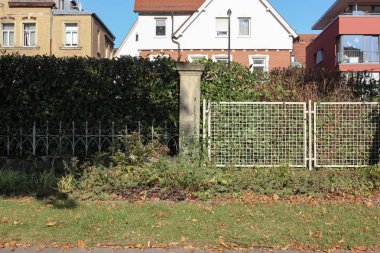 Romantik demir çit Güney Almanya'da tarihsel bahçesinde