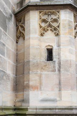 kahverengi ve turuncu gri taş rengi ve yapısı ile Güney Almanya'da Katolik Kilisesi cephe