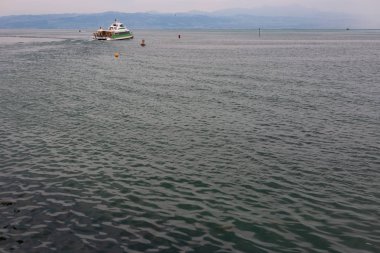 Güney Almanya yaz günü Konstanz Gölü uzaklarda gemilerde