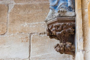 Madonna şekil güneye Alman tarihi kent antik kilise duvarındaki