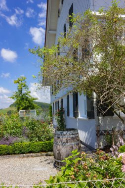 Beyaz ahşap çiftlik cephe ve ayrıntıları allgau Güney Almanya Bavyera tarzı bir güneş yaz gününde