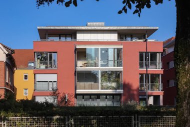 modern evler cepheler sonbahar güneş günü, Güney Almanya küçük kasabasında