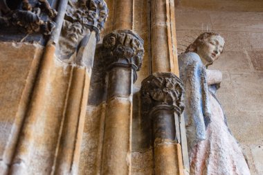 Madonna şekil güneye Alman tarihi kent antik kilise duvarındaki