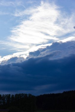 Güney Almanya allgau şehir wangen yakınındaki kırsal tarım arazileri fırtına bulutları havada