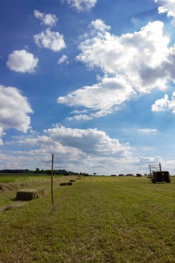 alan ile hey çatal ve makine city stuttgart yakınındaki Güney Alman kırsal mavi gökyüzü altında çiftlik