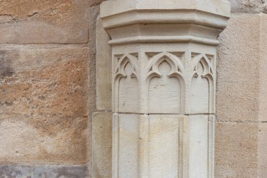 kilise taş sanatı rakamlar ve sütunlar güneye Alman tarihi kent antik cephesinde