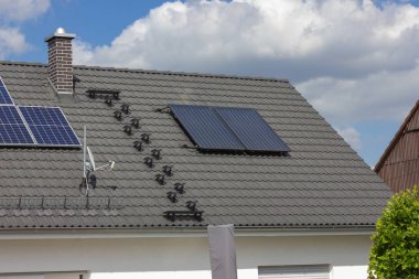 güneş paneli, bahar city stuttgart yakınındaki Güney Alman kırsal köy çatı üzerinde