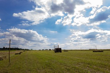 alan ile hey çatal ve makine city stuttgart yakınındaki Güney Alman kırsal mavi gökyüzü altında çiftlik