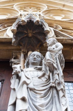 kilise taş sanatı rakamlar ve sütunlar güneye Alman tarihi kent antik cephesinde