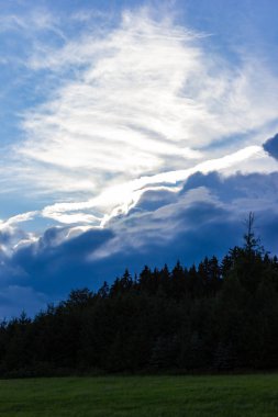 Güney Almanya allgau şehir wangen yakınındaki kırsal tarım arazileri fırtına bulutları havada